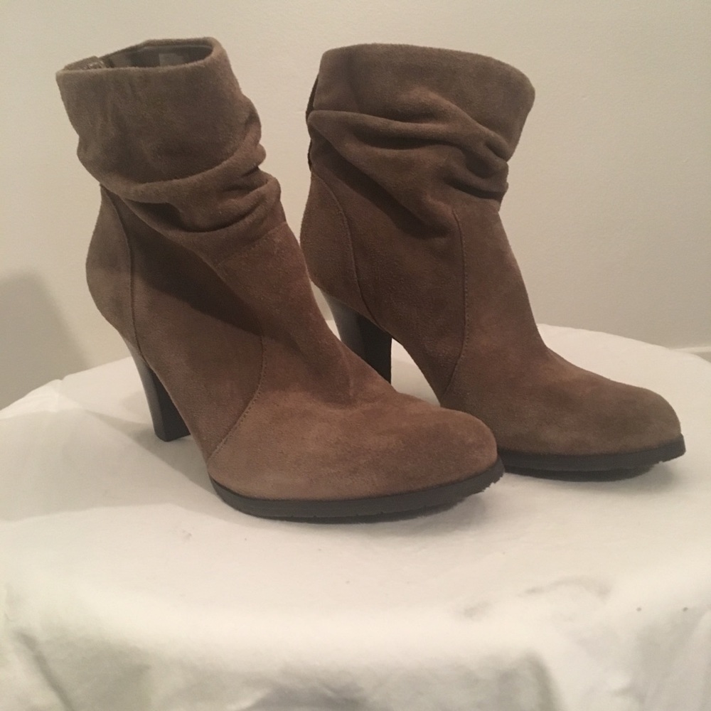 BCBG taupe ankle booties size 8